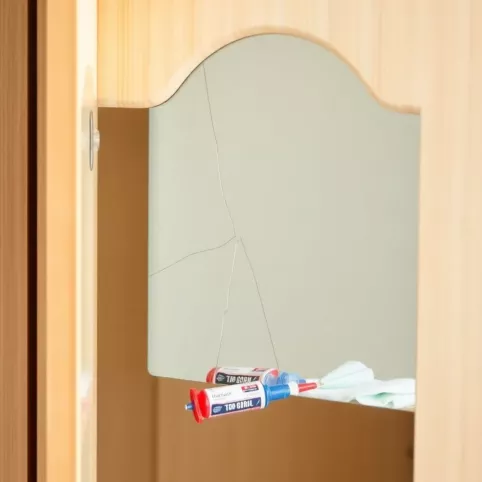 Jak naprawić pęknięte lustro w szafie