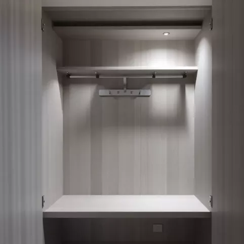 Miejsce na deskę do prasowania w szafie