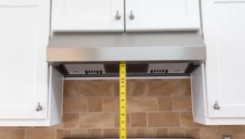 Na jakiej wysokości okap podszafkowy