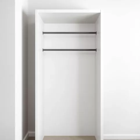 Wąska szafa z drążkiem